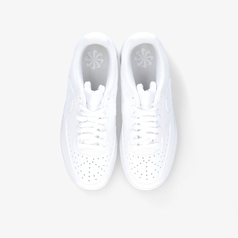 Minimalistischer weißer Sneaker, atmungsaktiv und vielseitig, ideal für sportliche und moderne Looks.