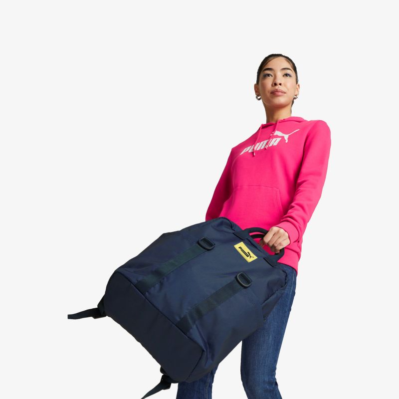 Geräumige Tasche mit sportlichem Design und robustem Material, ideal für Alltag und Reisen.