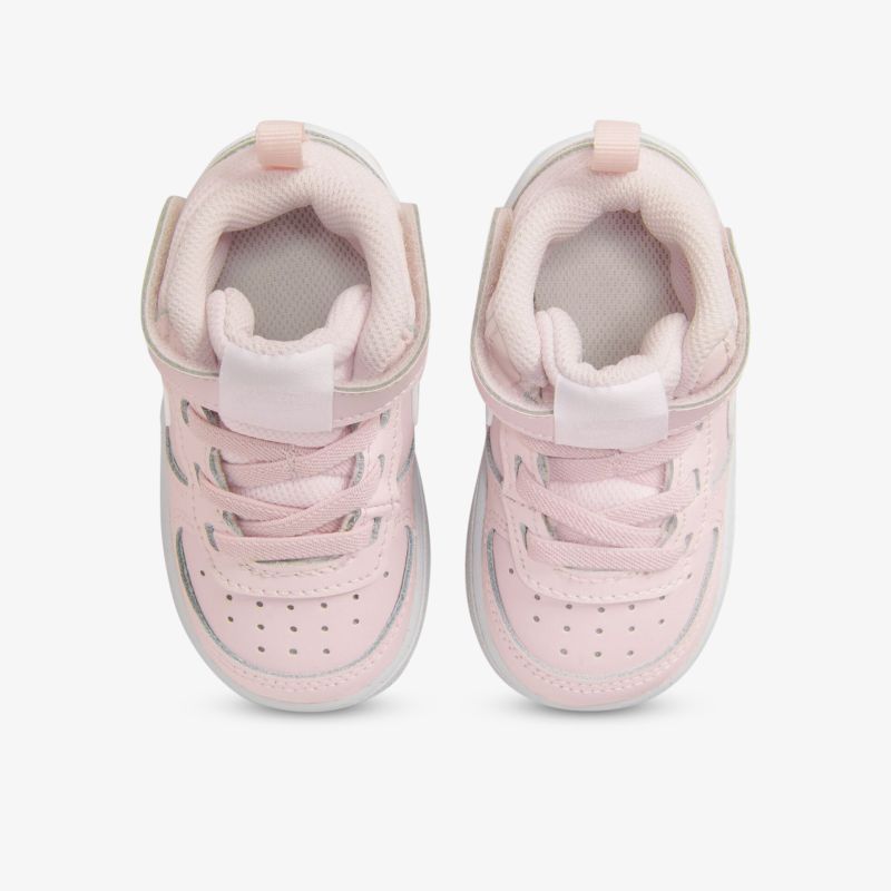 Stylische rosa Baby-Sneaker mit weichem Innenfutter und Schnürsenkeln für optimalen Tragekomfort.