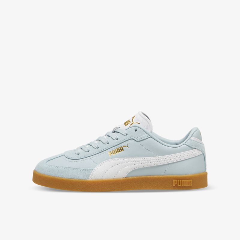 Leichter und bequemer Sneaker in hellblau mit brauner rutschfester Gummisohle und sportlichem Design
