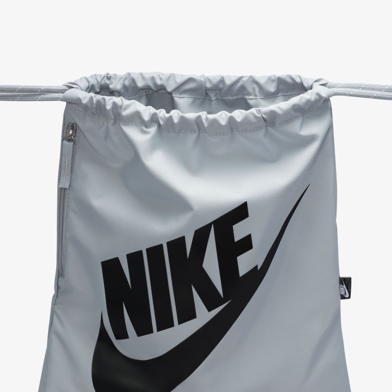 Moderner Nike Rucksack mit Zugverschluss, ideal für Sport und Freizeit. Strapazierfähiges Material und markantes Design.