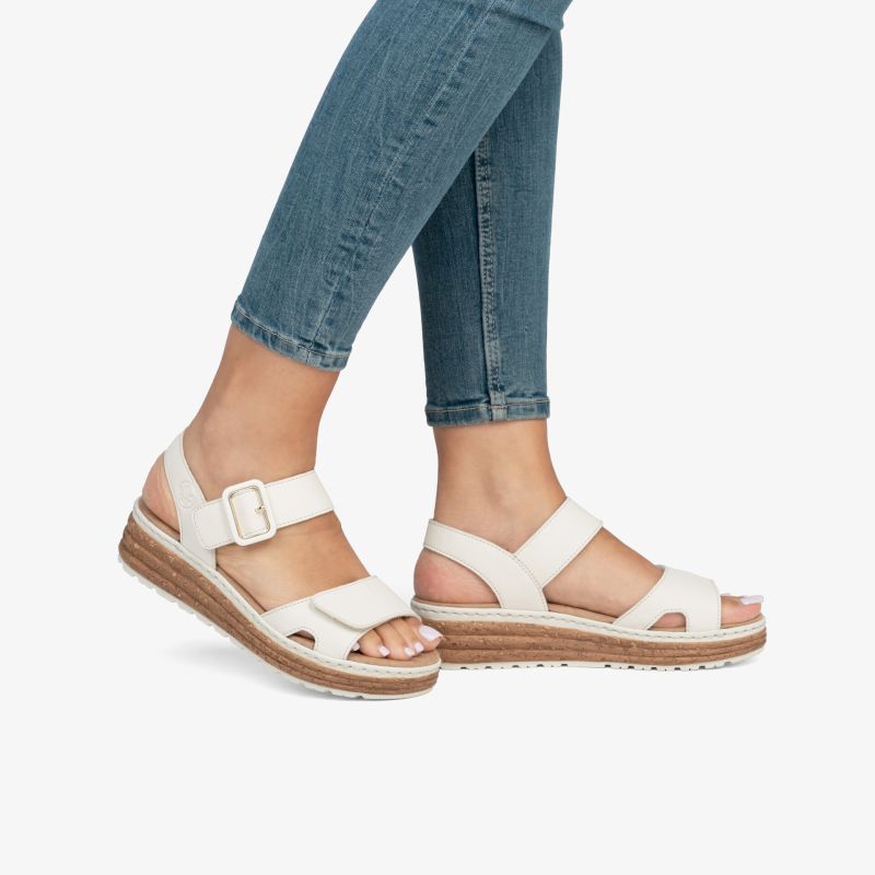 Bequeme weiße Sandalen mit verstellbarem Riemen und gepolsterter Sohle, seitlich getragen, modisch und komfortabel