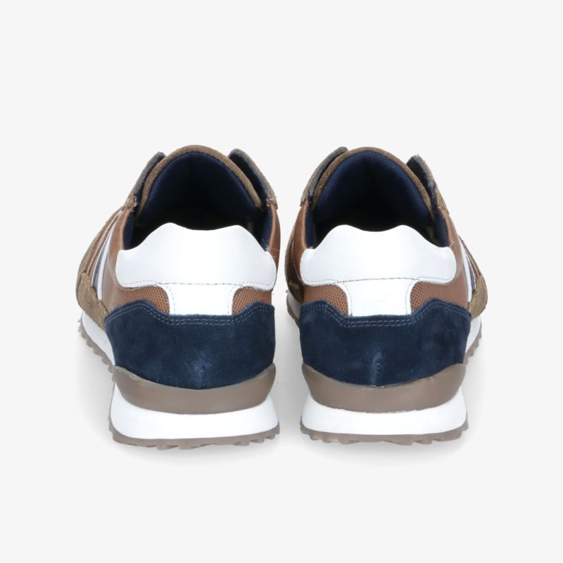 Bequeme Sneakers im Retro-Look mit einzigartigen Farbdetails und optimalem Tragekomfort für den Alltag.