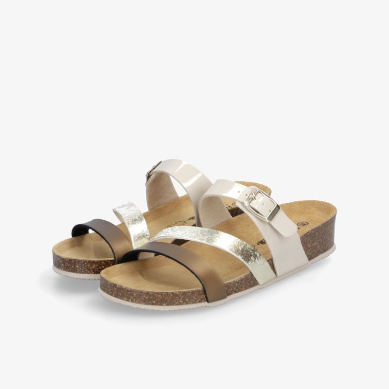 Bequeme Metallic Sandalen mit verstellbaren Riemen und gepolstertem Korkfußbett in schräger Vorderansicht