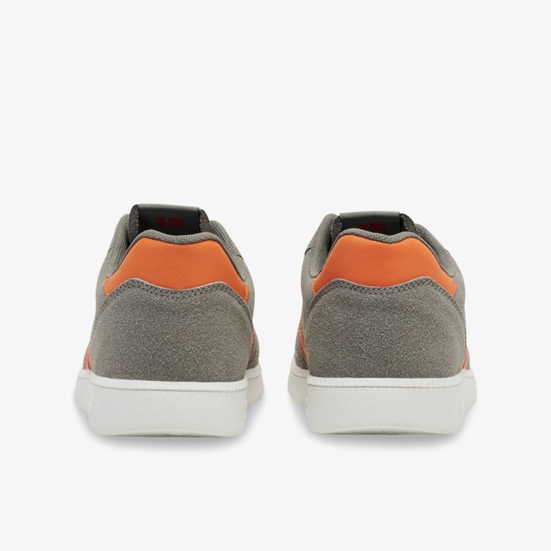 Hochwertige graue Sneakers mit orangenen Details und weißer Sohle, sportlich und modern im Design.