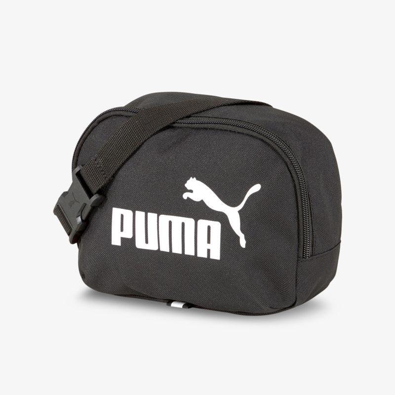 Kompakte Puma Sporttasche in Schwarz mit markantem Logo und verstellbarem Gurt, ideal für Freizeit und Reisen.