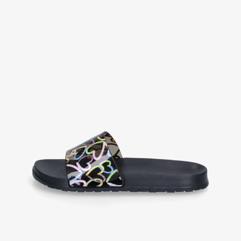 Bequeme schwarze Slide-Sandale mit buntem Herzmuster auf dem Riemen, rutschfeste und weiche Sohle, modisches Design