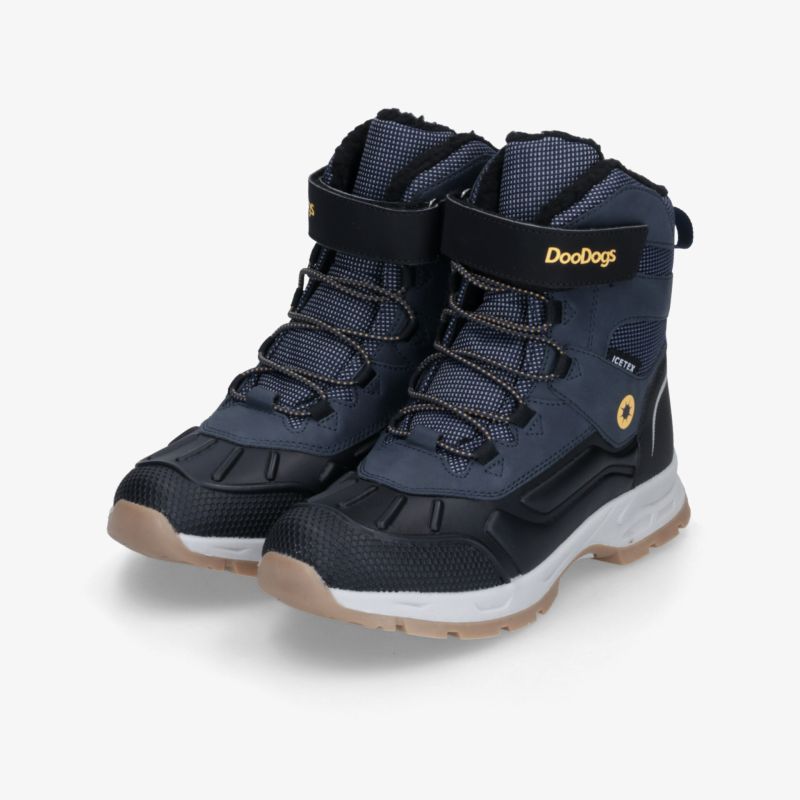 Warme schwarze Winterstiefel mit robustem, rutschfestem Profil, gepolstertem Schaft und verstellbarer Schnürung.