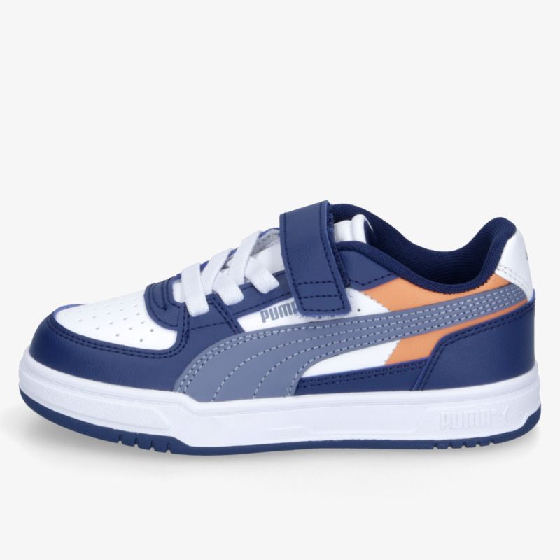 Moderner blauer und weißer Sneaker mit Klettverschluss und markanter Sohle.