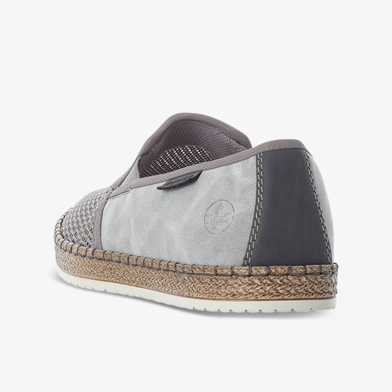Eleganter Slip-On-Schuh mit geflochtenem Obermaterial, ideal für komfortable Freizeitaktivitäten.