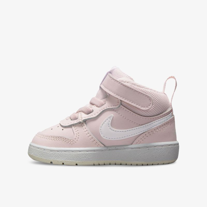 Modischer Sportschuh in zartem Rosa mit praktischem Klettverschluss und rutschfester Sohle für optimalen Halt.