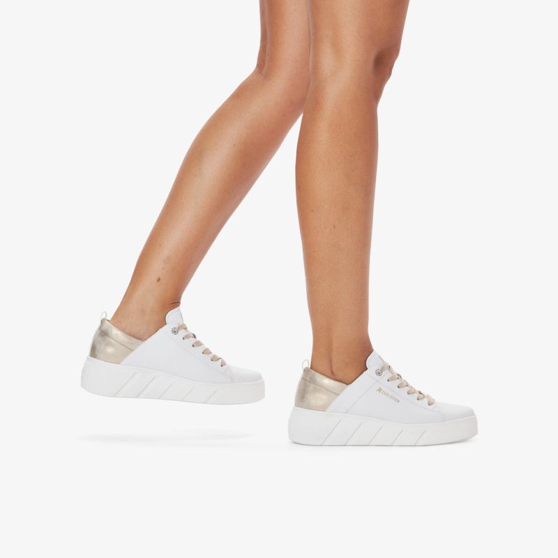 Moderner weißer Sneaker mit stilvollem Goldakzent und elastischer Sohle für ultimativen Komfort.