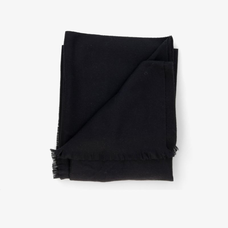 Eleganter schwarzer Schal, weich und kuschelig, ideal für warmen und angenehmen Tragekomfort