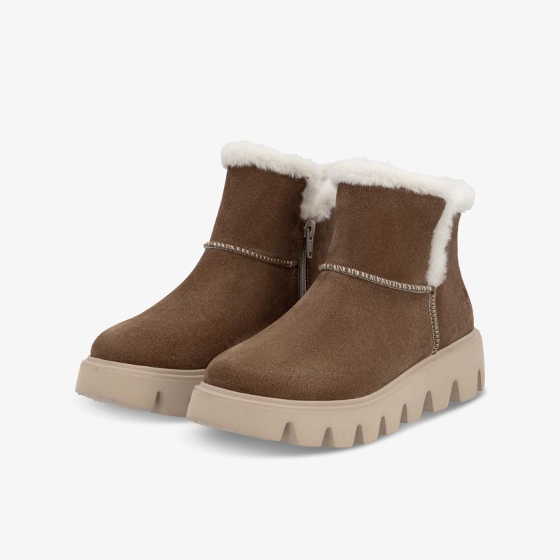 Warme, fellgefütterte Winterstiefel mit rutschfester, profilierter Sohle in schräger Vorderansicht