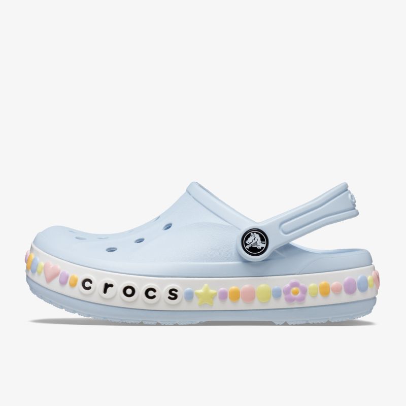 Bequeme Crocs in Pastellblau mit buntem Rand, ideal für Alltag und Freizeit