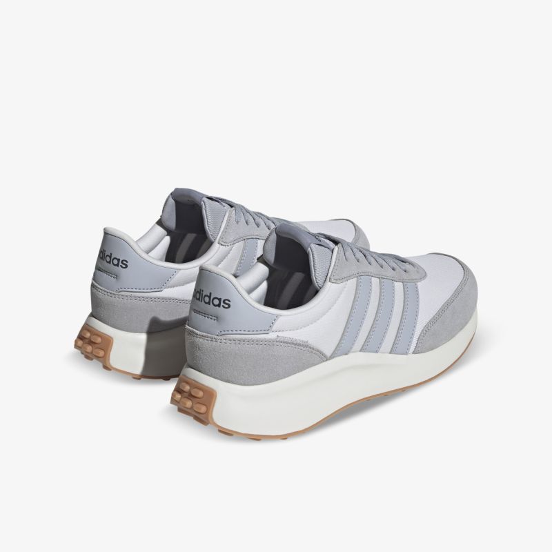 Sportliche Sneakers in Grau mit Gummisohle und markanten Streifen. Ideal für Alltag und leichte sportliche Aktivitäten.