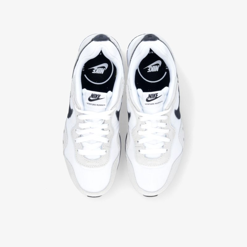 Weiße Sneakers mit schwarzem Detail, modernem Design und hohem Tragekomfort. Perfekt für sportlichen Stil.