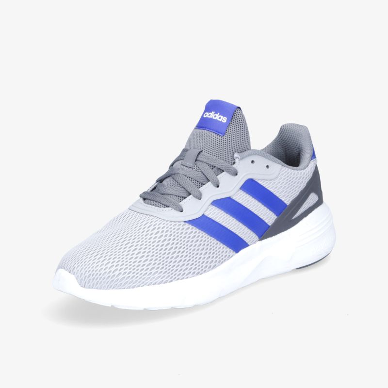 Moderner grauer Sneaker mit blauen Akzenten und atmungsaktivem Material für sportlichen Komfort.