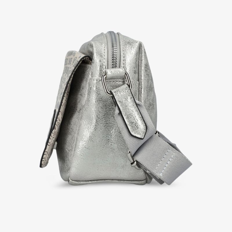 Seitliche Ansicht einer silbernen Tasche mit verstellbarem Riemen und praktischer Reißverschlussöffnung