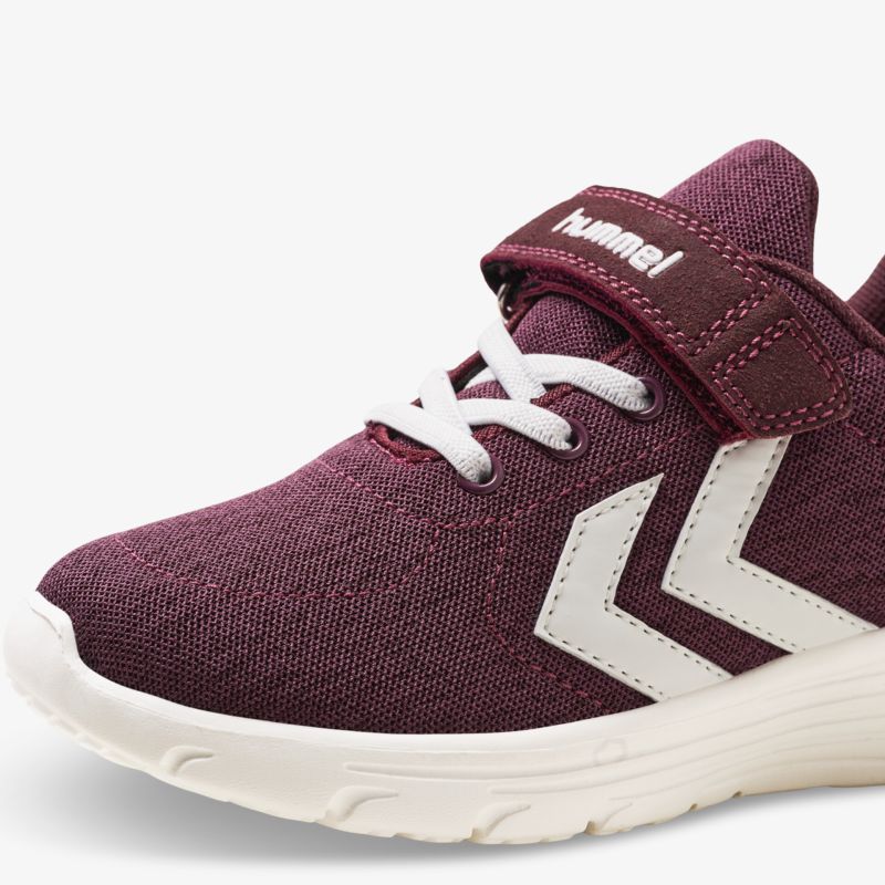 Moderner Sneaker mit Klettverschluss in Burgunderrot und sportlichen Details für optimalen Tragekomfort.