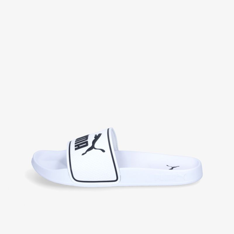 Bequemer, stilvoller weißer Slide mit sportlichem Logo-Detail, ideal für Freizeit und Wassernähe.