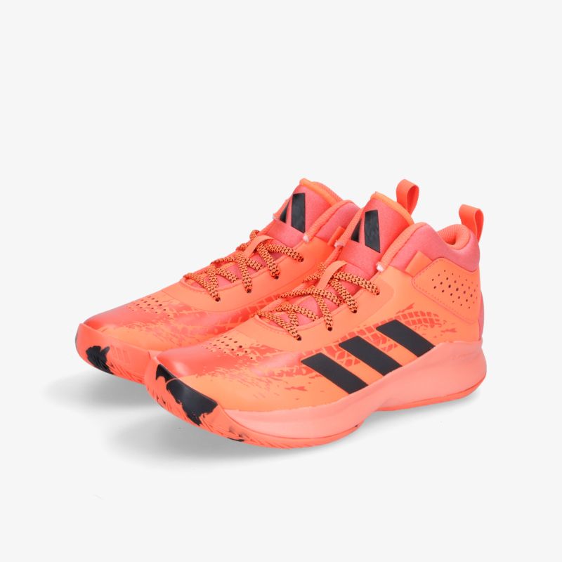 Leuchtend orange Basketballschuhe mit schwarzem Streifen-Design, bequem und strapazierfähig.