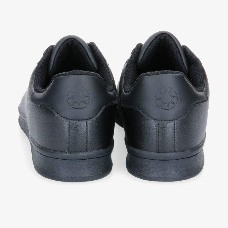 Schwarze Sneakers mit minimalistischen Design und gepolstertem Kragen, perfekt für jeden Anlass.