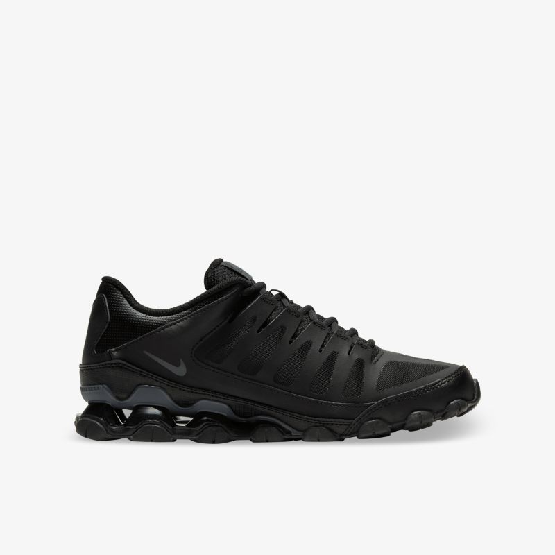 Schwarzer Sportschuh seitliche Ansicht, leichter, atmungsaktiver Schuh mit moderner Dämpfung und rutschfester Sohle