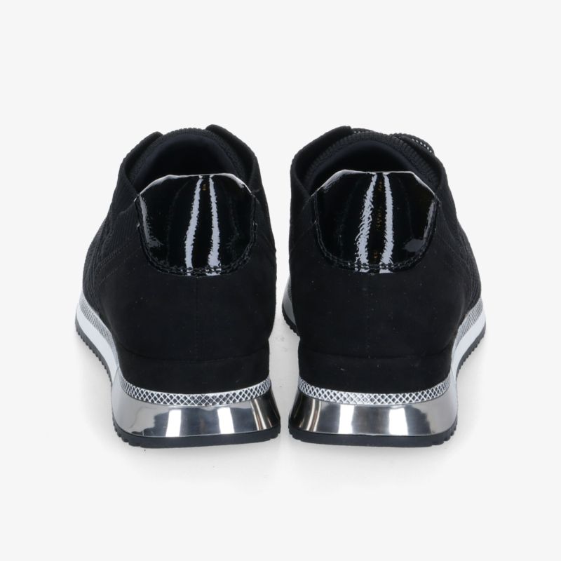 Schwarze Sneaker mit glänzenden Elementen und stilvollem Design in der Rückansicht.