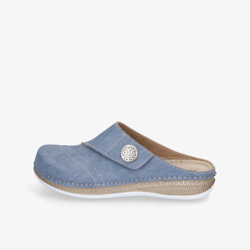 Blauer Slipper mit weichem Innenfutter, elegantem Knopf und rutschfester, flexibler Sohle in klarer Seitenansicht