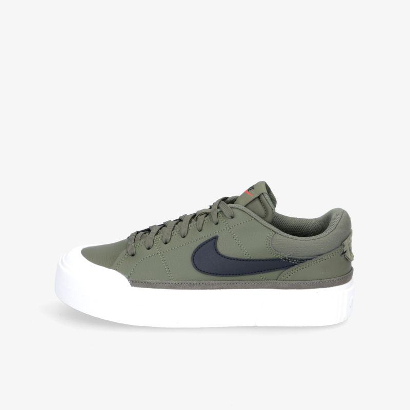 Grüner Sneaker mit weißer Sohle und schwarzem Logo, sportliches und bequemes Design für vielseitige Anlässe.