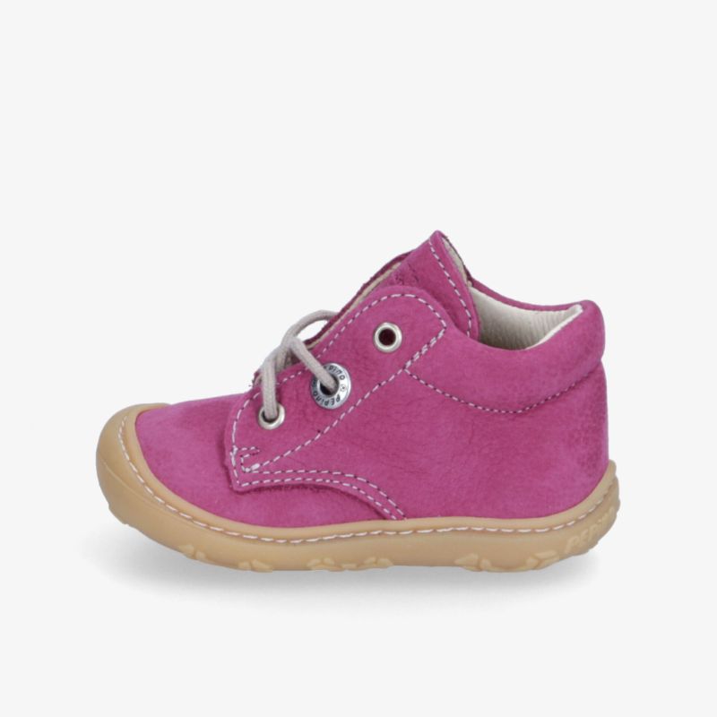 Pinkfarbener Kinderstiefel aus Wildleder mit robuster Sohle und bequemer Passform für optimalen Komfort.