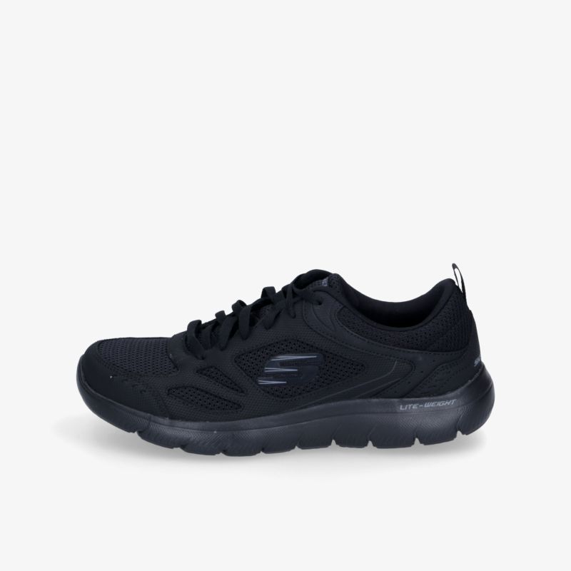 Seitliche Ansicht eines schwarzen Sportschuhs mit gepolsterter Sohle und atmungsaktivem Obermaterial