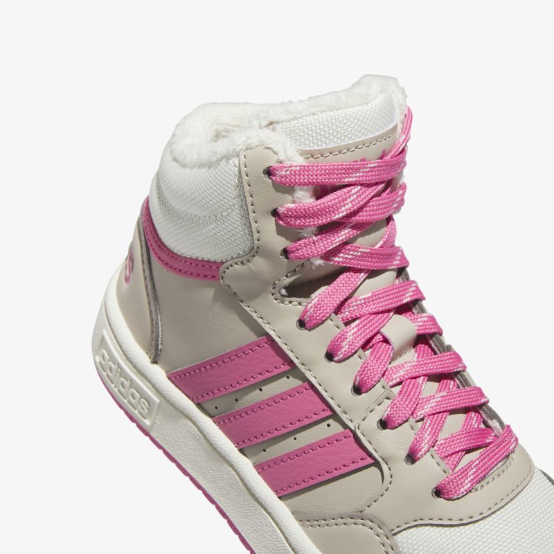 Hochgeschnittener Sneaker in Beige mit pinken Schnürsenkeln für optimalen Halt und bequemen Tragekomfort