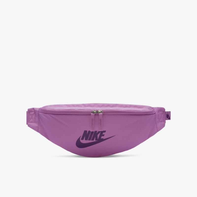 Lila Nike Gürteltasche mit Reißverschluss, ideal für komfortable und stilvolle Aufbewahrung im Alltag.