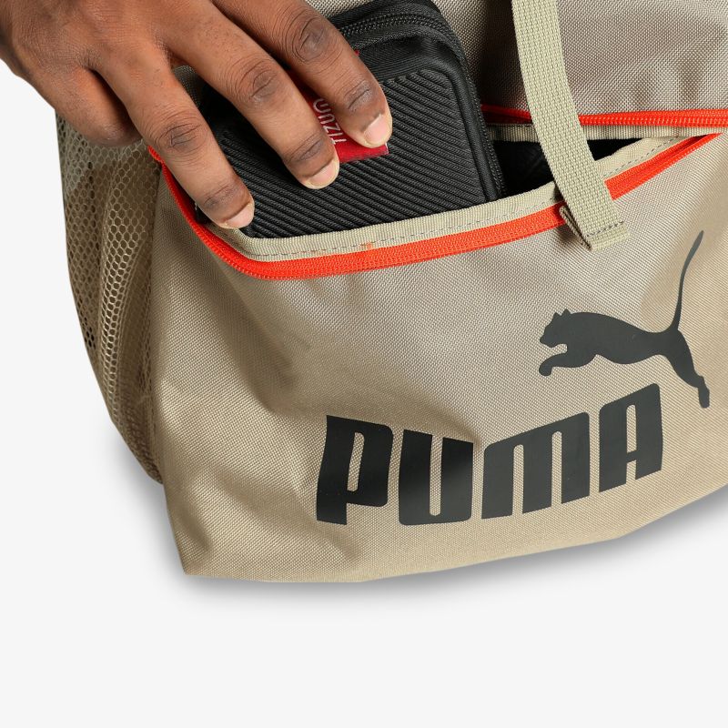 Detailaufnahme eines hochwertigen Puma Rucksacks mit sichtbarem Reißverschluss und sportlichem Logo auf der Außentasche