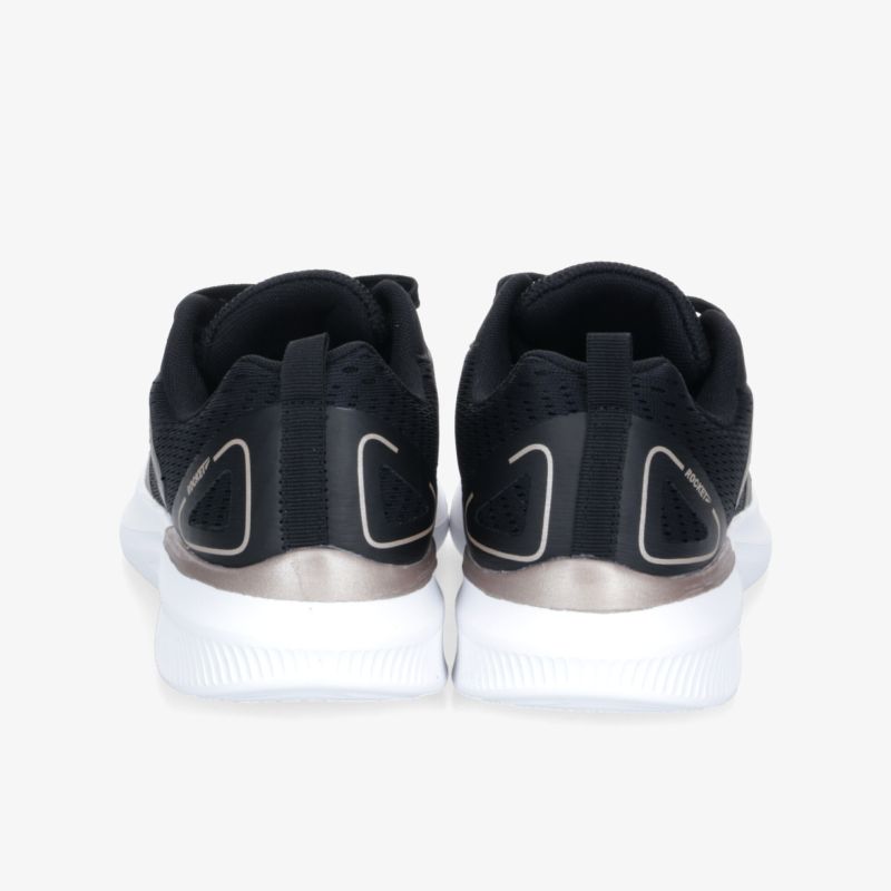 Schwarze Sneaker mit weißer Profilsohle, bequeme Polsterung und rutschfester Sohle, Rückansicht