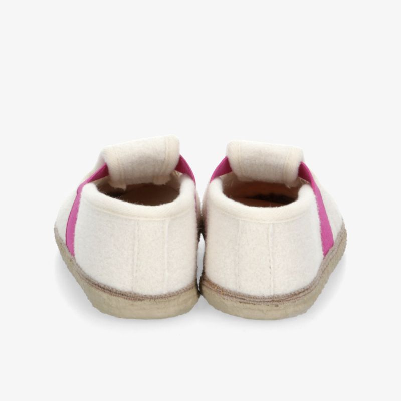 Weißes Schuhpaar mit bequemer Passform und leichter Sohle, ideal für den Alltag.