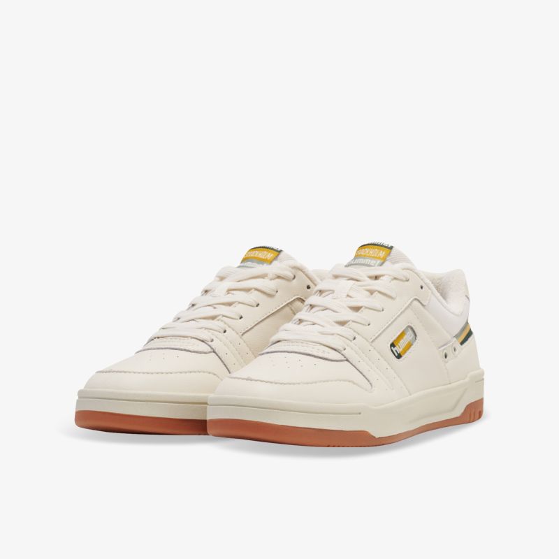 Modern weiße Sneaker in schräger Vorderansicht, komfortabel mit robuster brauner Sohle, stylisches Design