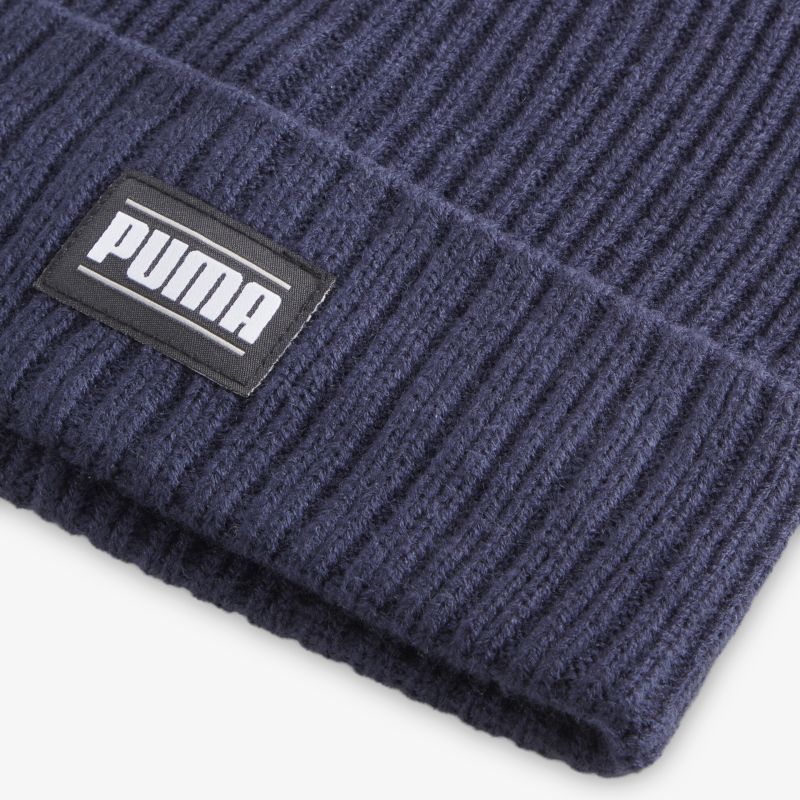 Dunkelblaue Strickmütze mit gerippter Struktur und dezenter PUMA Logo-Applikation, weiches und warmes Material