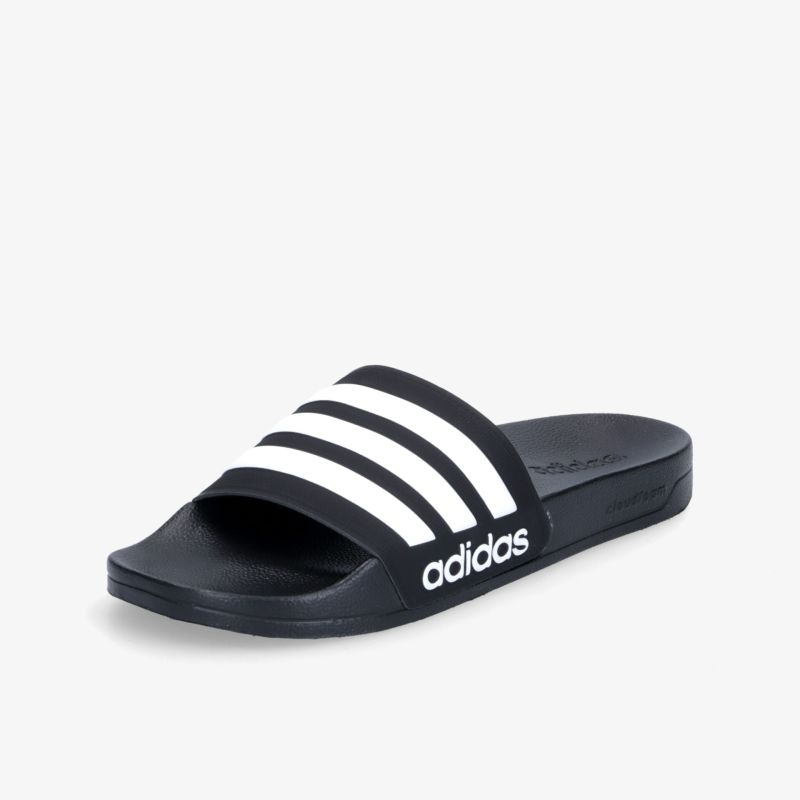 Komfortable Adidas Badelatschen mit klassischen Streifen und rutschfester Sohle für stilvollen Freizeitlook.
