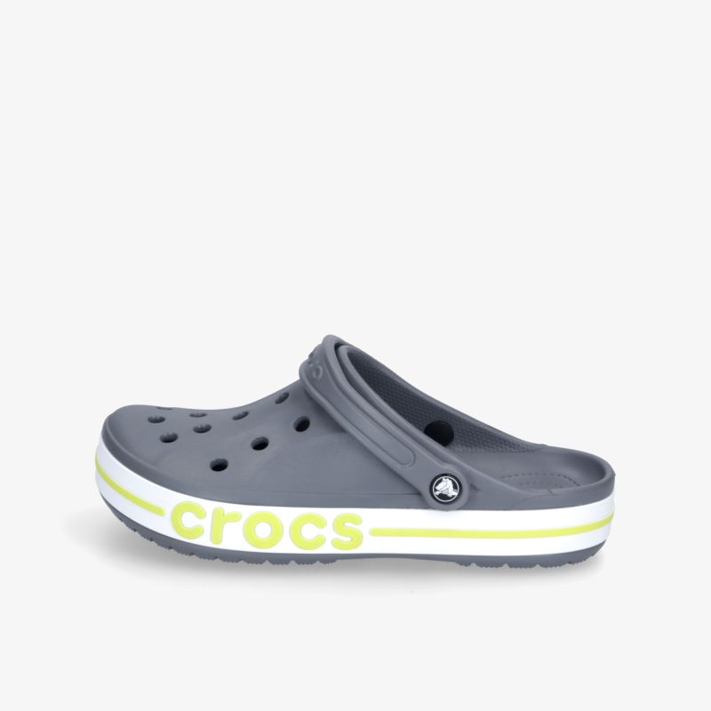 Bequemer grauer Crocs-Schuh mit Belüftungslöchern, praktischem Fersenriemen und kontrastfarbener Sohle