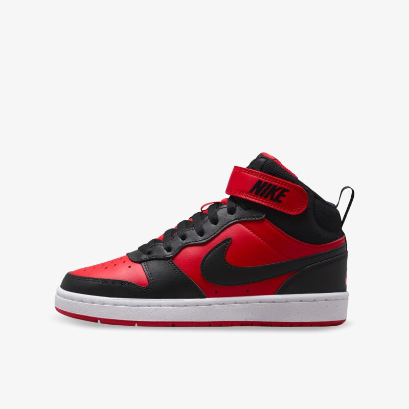 Seitliche Ansicht eines stilvollen rot-schwarzen Nike High-Top Sneakers mit gepolstertem Knöchelriemen