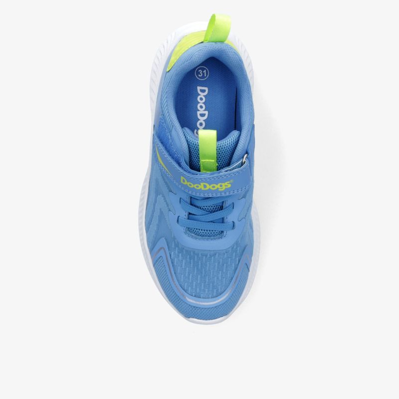 Moderner blauer Sneaker mit atmungsaktivem Material und rutschfester Sohle in komfortabler Passform, Draufsicht