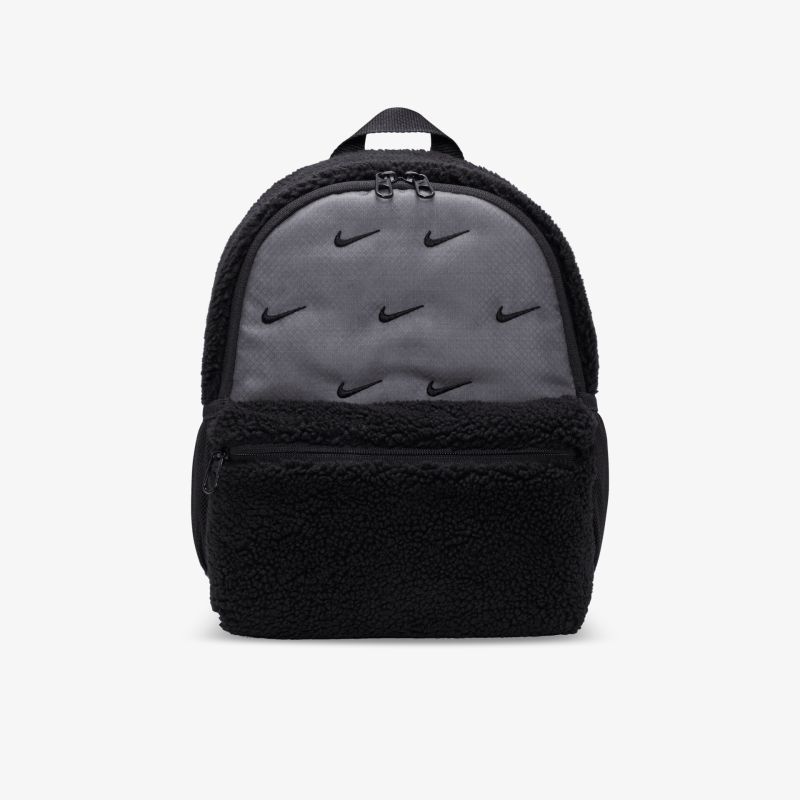 Schwarzer Nike Rucksack mit auffälligem Swoosh-Logo und großen, bequem nutzbaren Fächern vorne