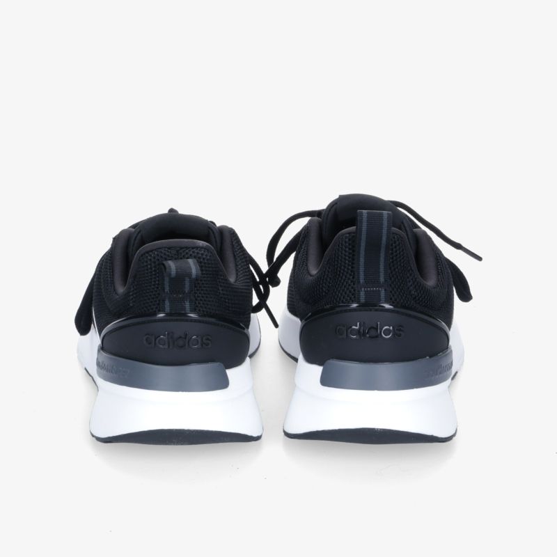 Schwarze Sneaker mit weißer Sohle, sportliches Design, von hinten gesehen.