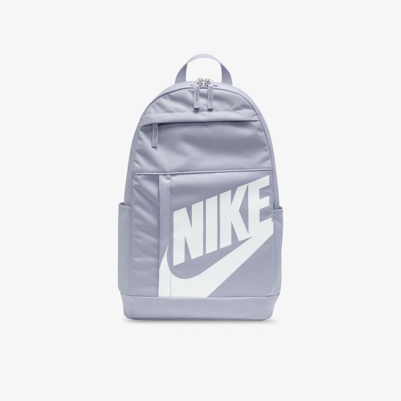 Moderner Nike Rucksack in Grau mit großem Logo. Ideal für Alltag und Sport, bietet viel Platz und hohen Tragekomfort.