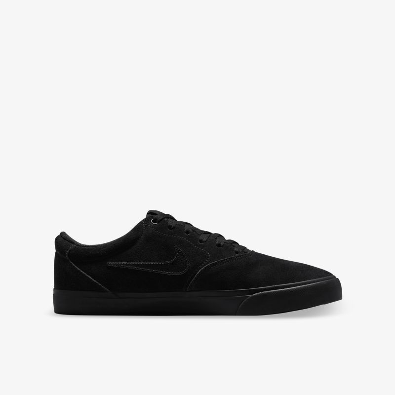 Moderner schwarzer Sneaker in klarer Seitenansicht mit bequemer Passform und stabiler Sohle