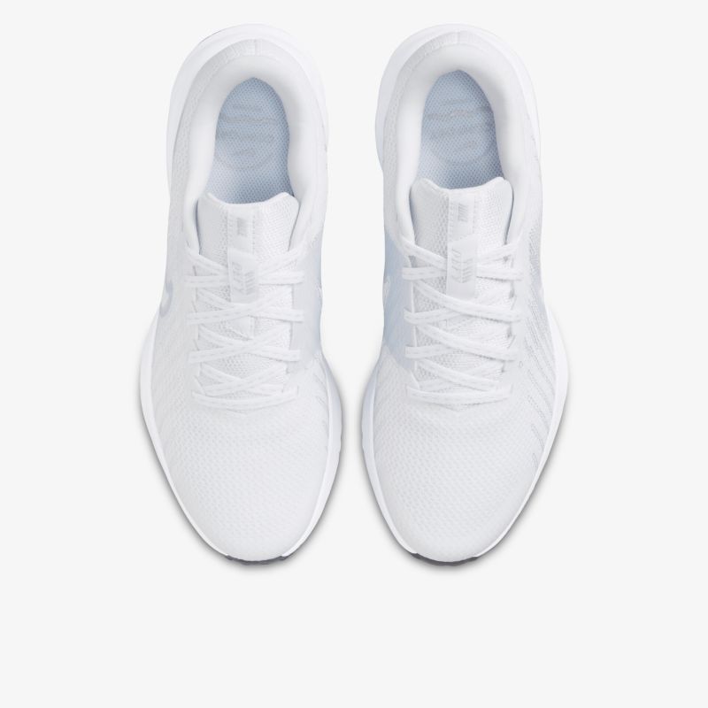 Weiße Sneaker in Draufsicht mit klassischer Schnürung und sportivem, leichtem Design
