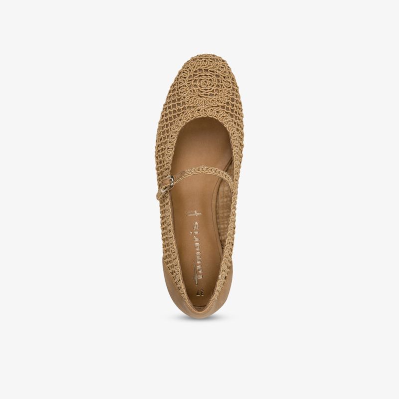 Bequemer beige Ballerina-Schuh mit luftiger Flechtstruktur und flexibler Passform in Top-Down-Ansicht